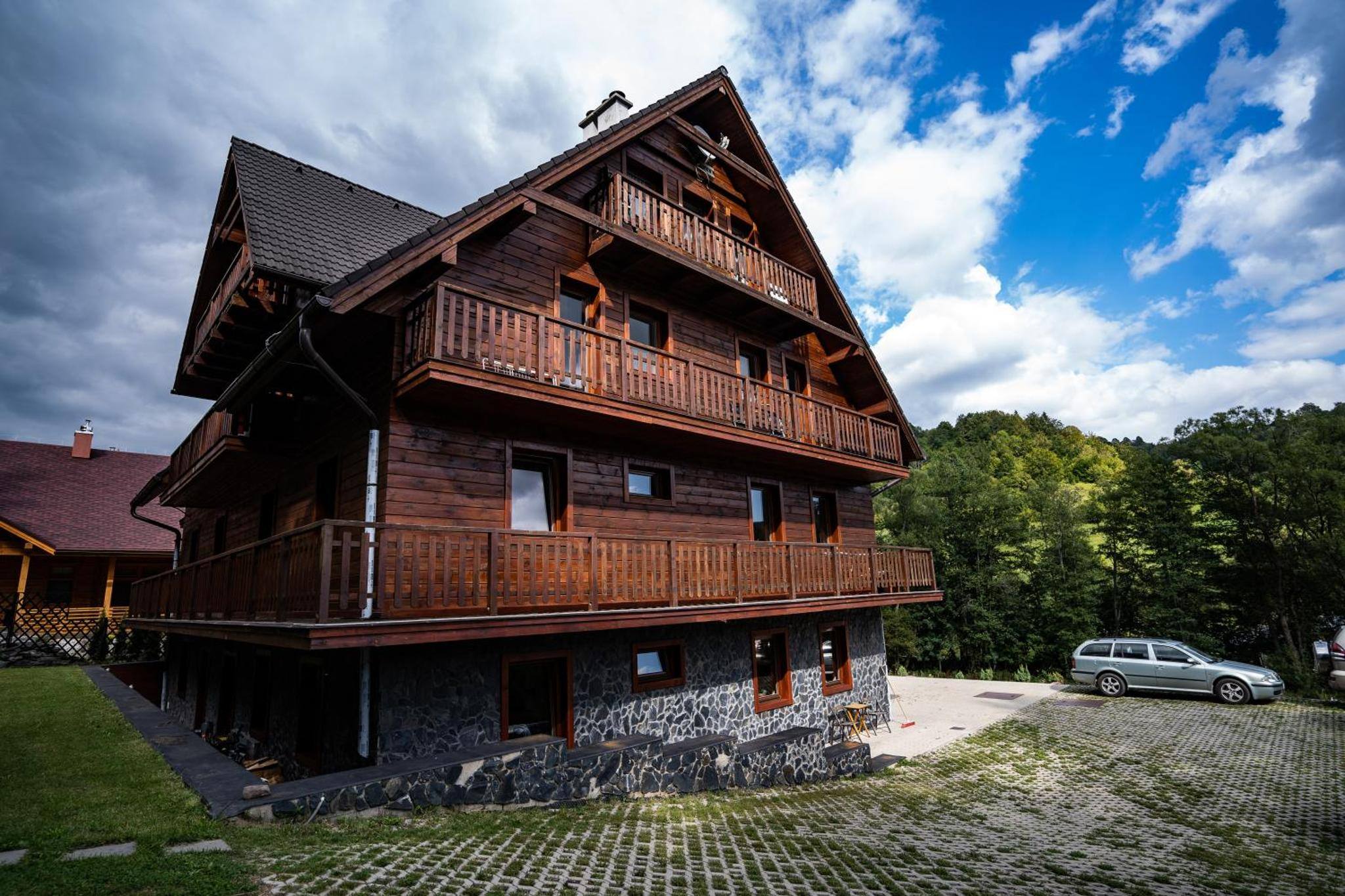 Dom Bosorka Apartments s drevenými balkónmi v lete