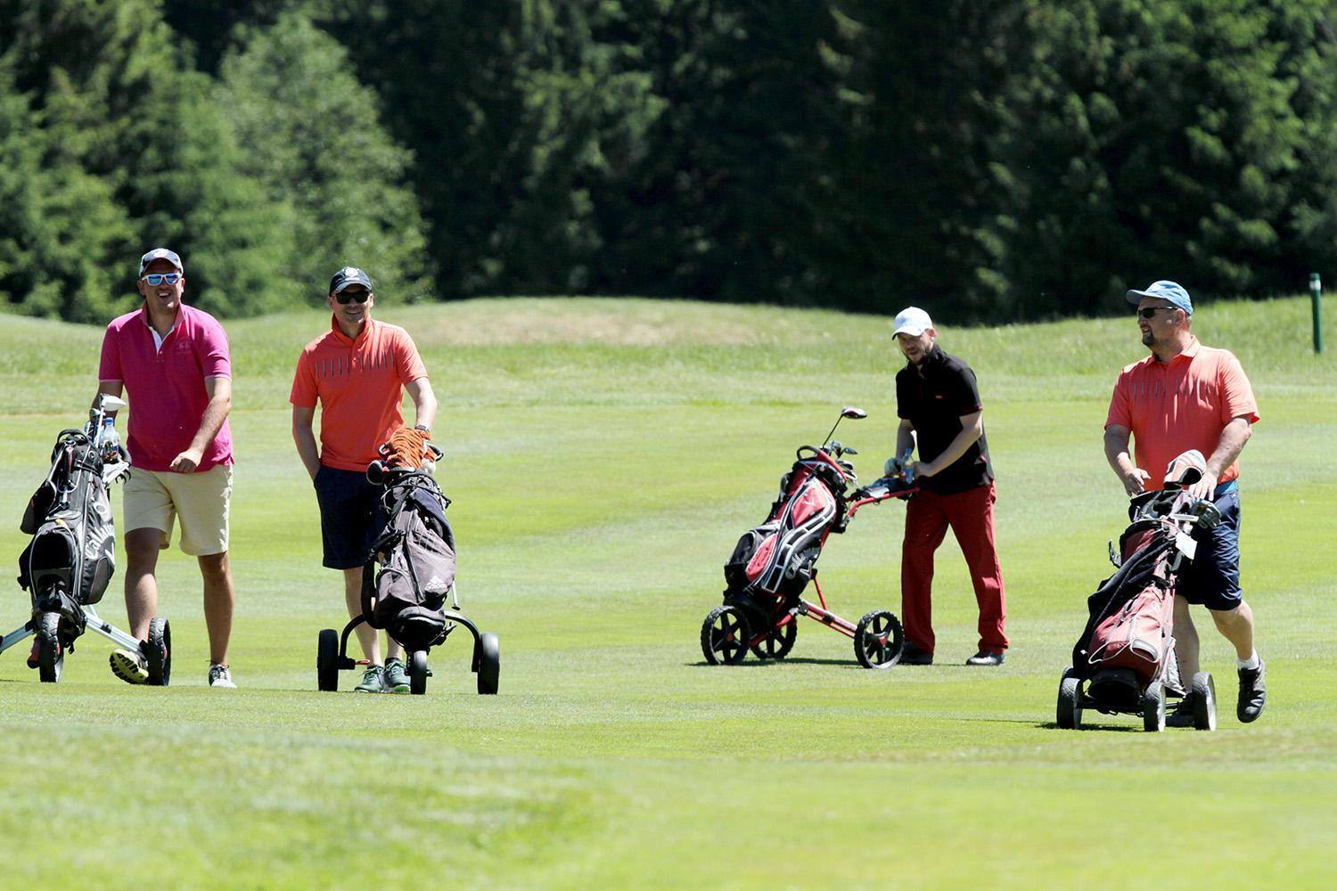 Golfisti na ihrisku v Tále